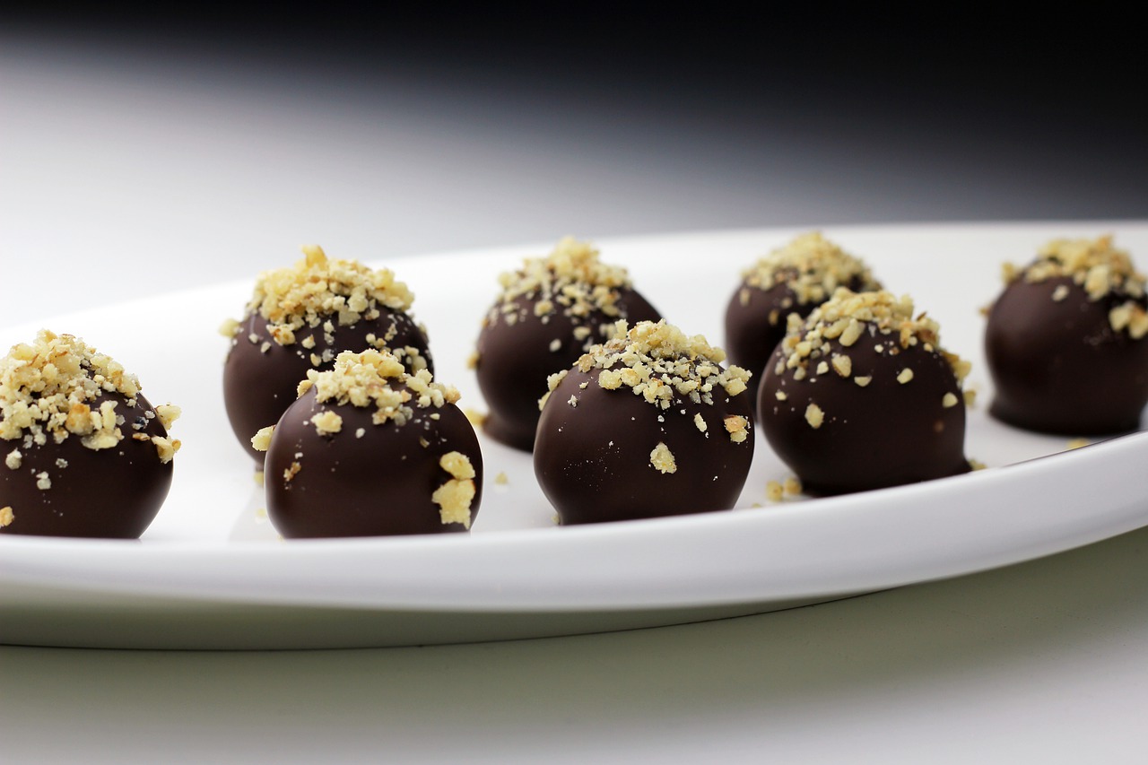 Gingerbread Dessert Walnut Plate  - Zozz_ / Pixabay