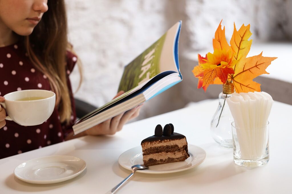 Girl Book Tea Cake Dessert Table  - Olga1205 / Pixabay