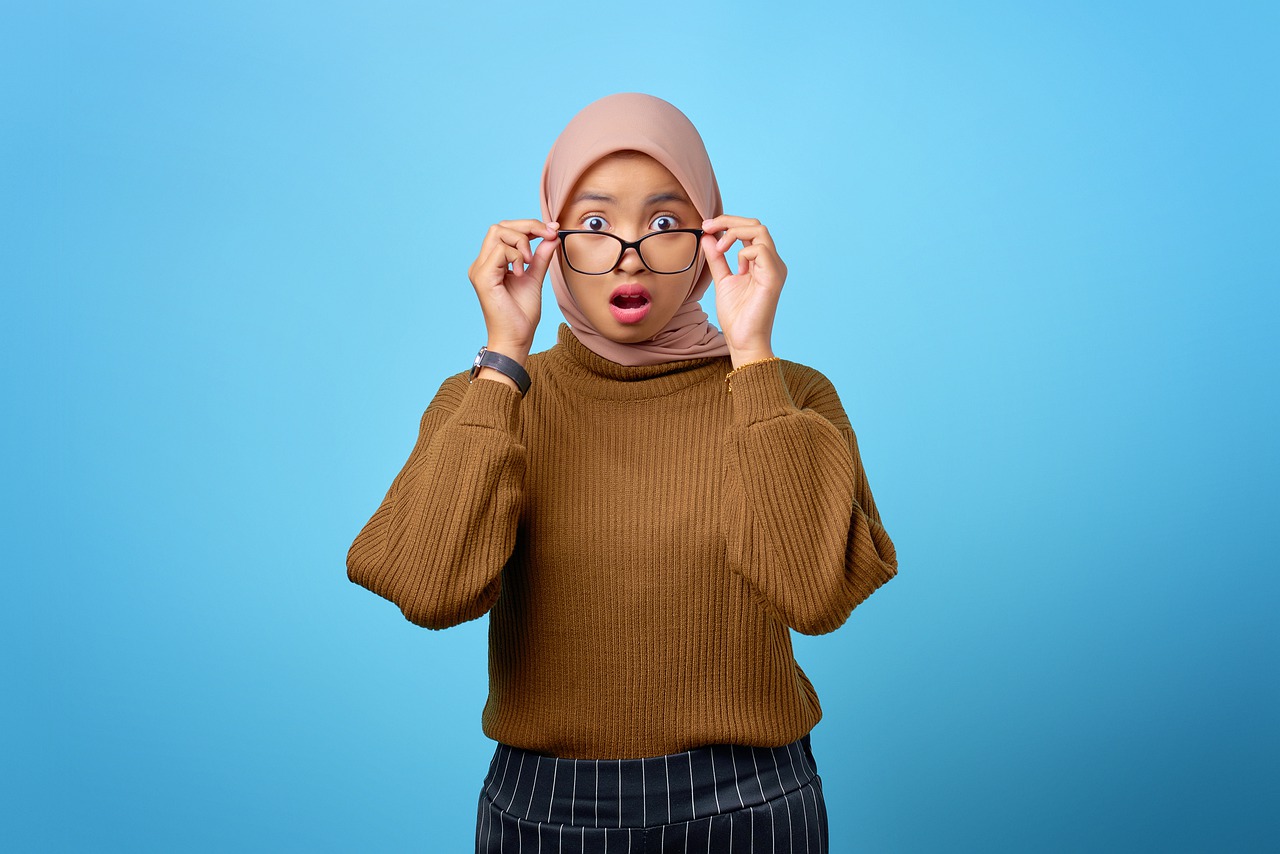 Girl Glasses Surprised Portrait  - sewuparistudio / Pixabay