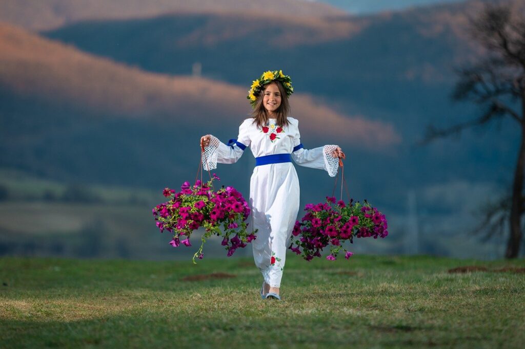 Girl Happy Flowers Portrait Young  - batoadrovic / Pixabay