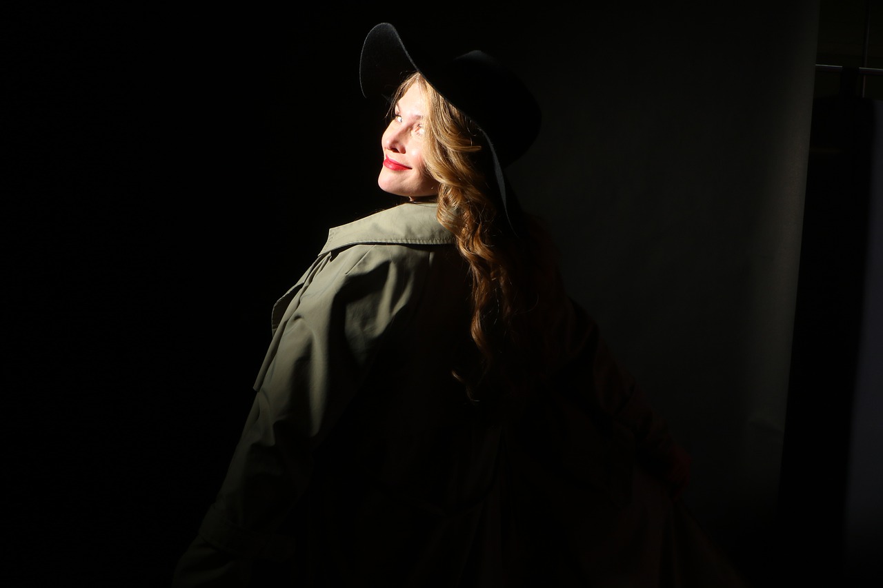 Girl Hat Green Eyes Red Lipstick  - Aliss_Nikolina8 / Pixabay