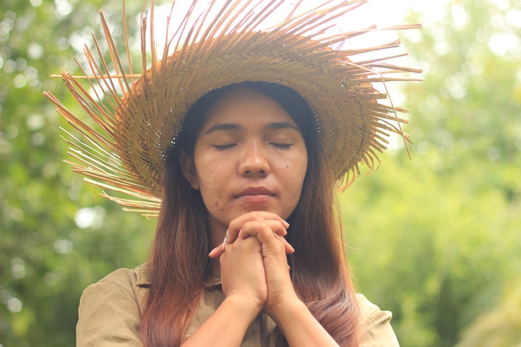 Girl Praying Praying Hands Hands  - iChristian / Pixabay