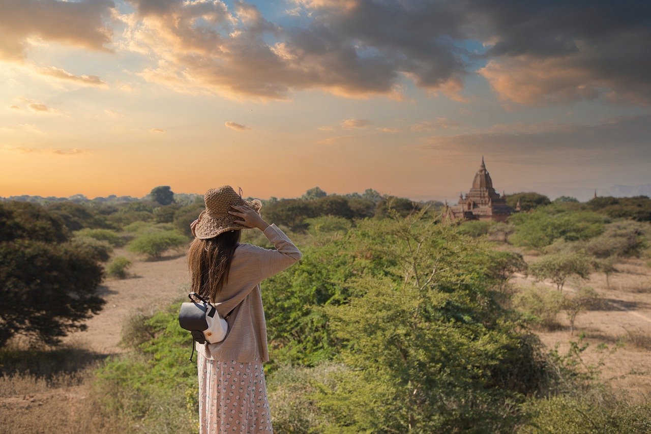 Girl Traveler Bagan Myanmar Burma  - tonywuphotography / Pixabay