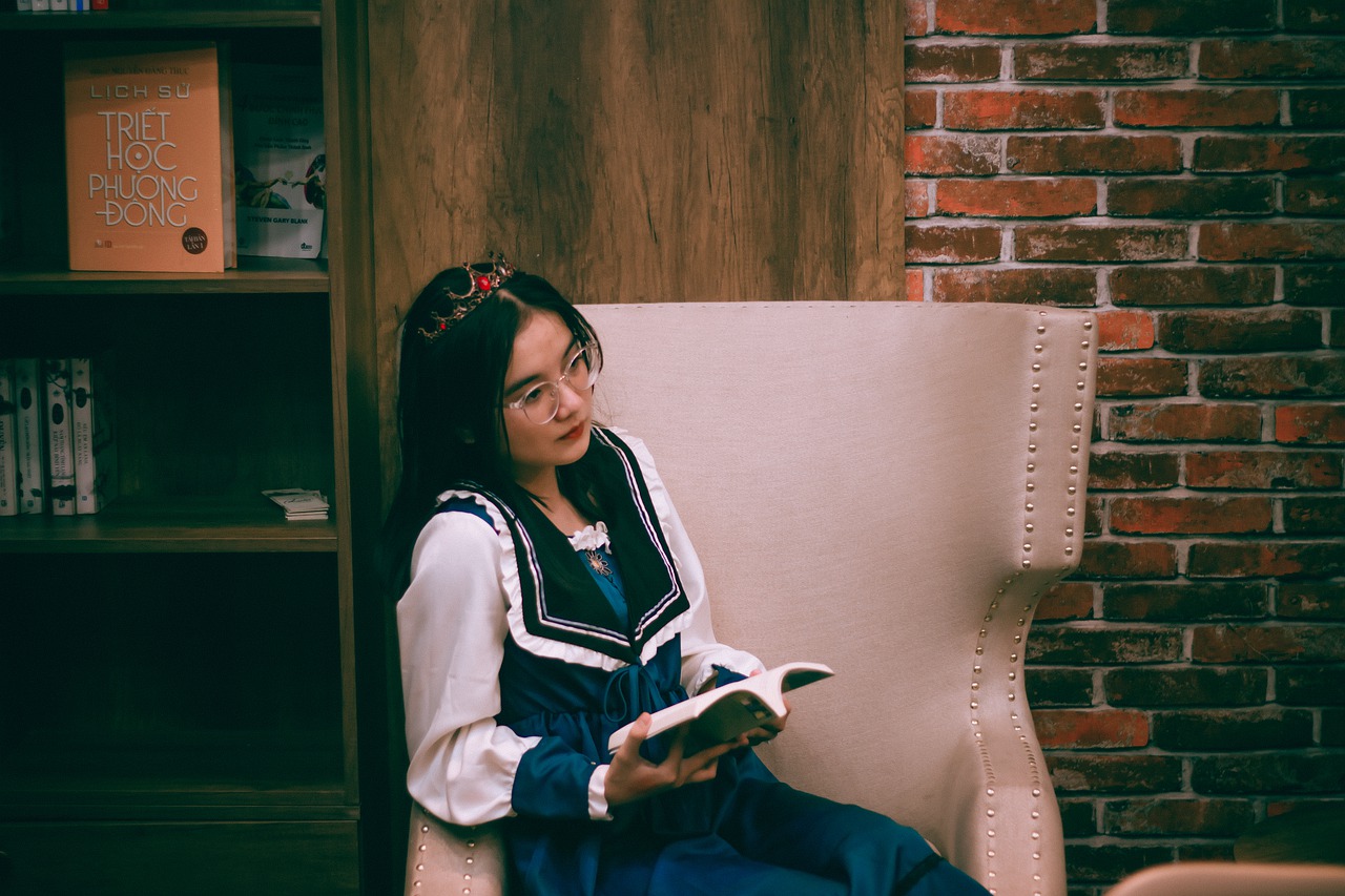 Girl Woman Model Dress Read Book  - Canis24 / Pixabay