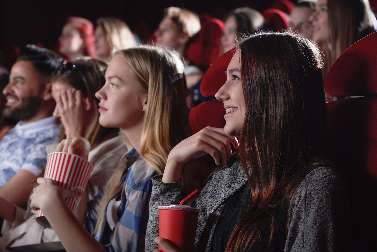 Girls Friends Movie Theater Gang  - Amitkrsocial / Pixabay