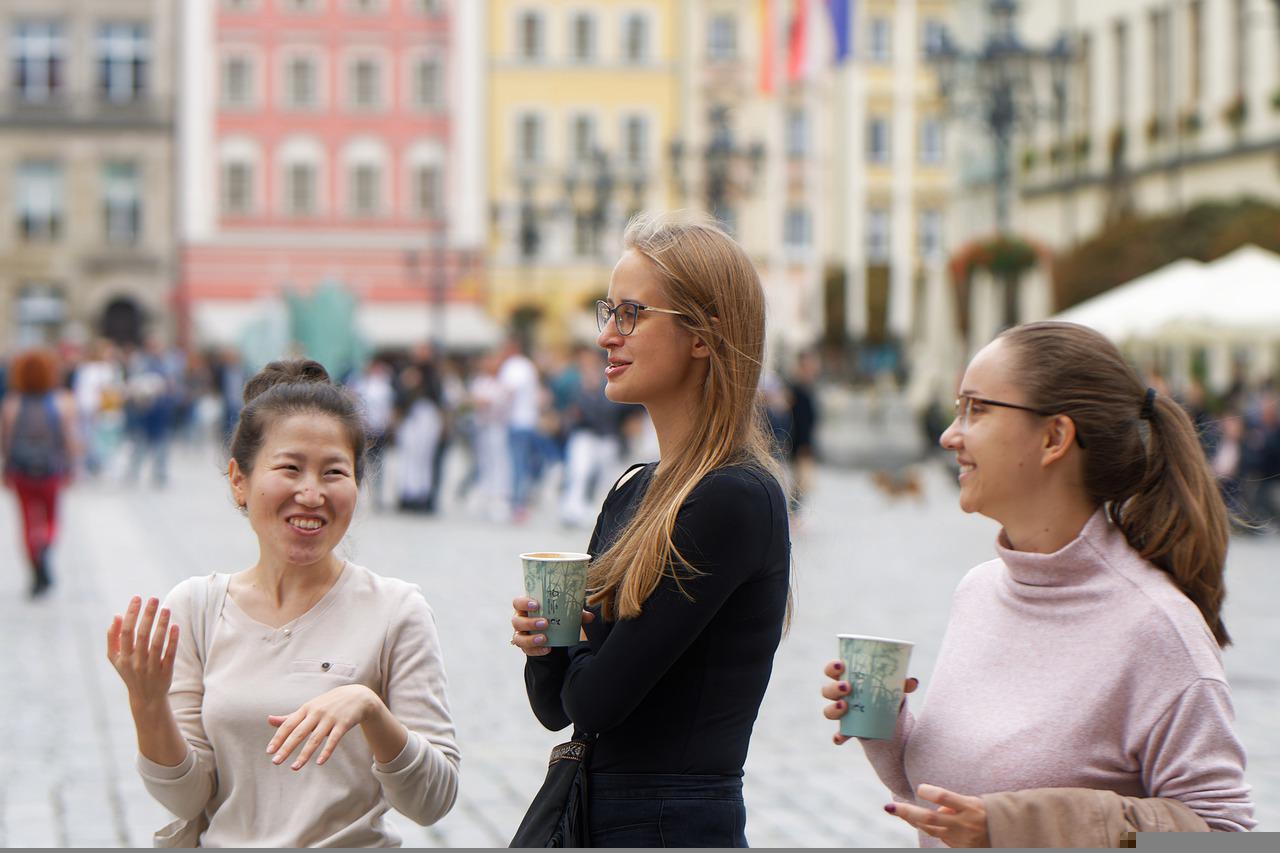 Girls Happy Chat Talk Coffee Cups  - Surprising_Shots / Pixabay