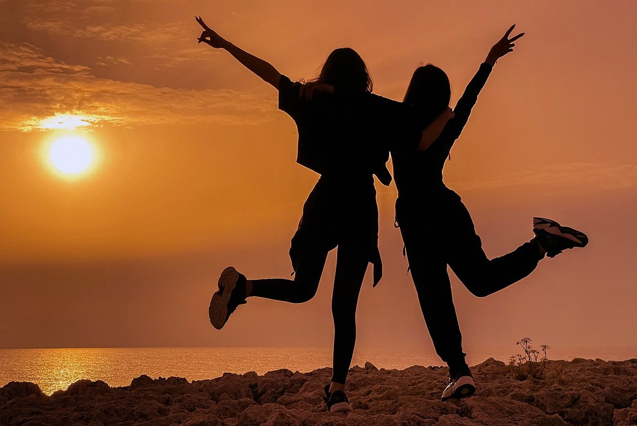 Girls Teenagers Silhouettes  - dimitrisvetsikas1969 / Pixabay