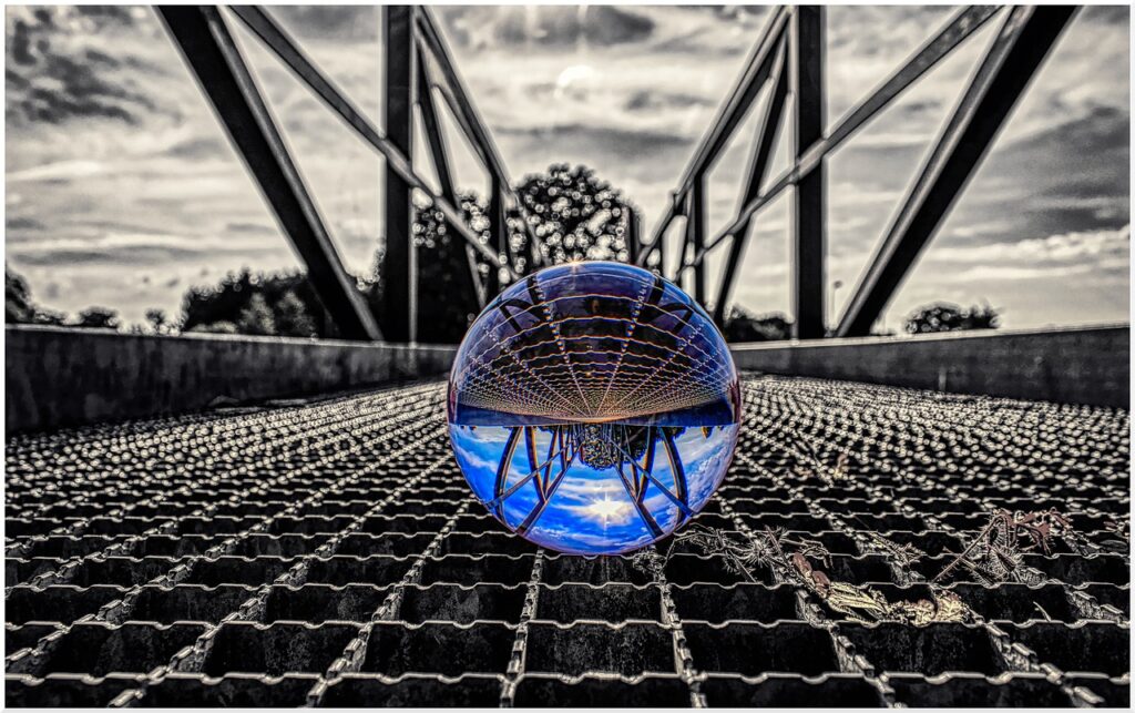 Glass Ball Glass Ball Reflection  - WorldInMyEyes / Pixabay