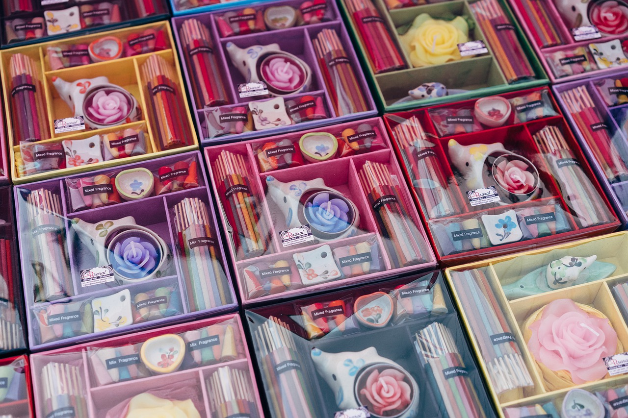 Goods Night Market Sell Buy - viarami / Pixabay