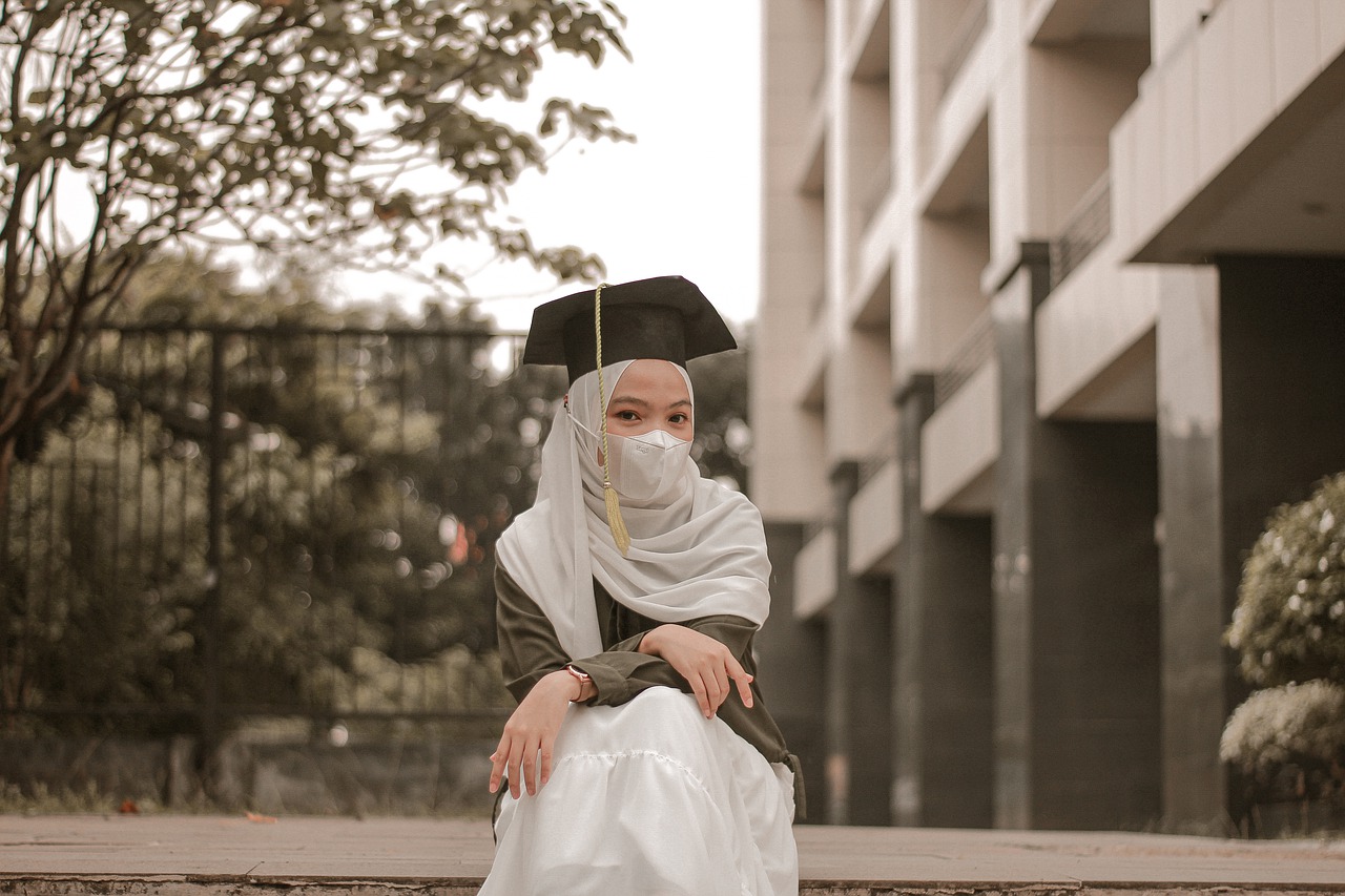 Graduate Woman Portrait Graduation  - RiskiiTriono97 / Pixabay