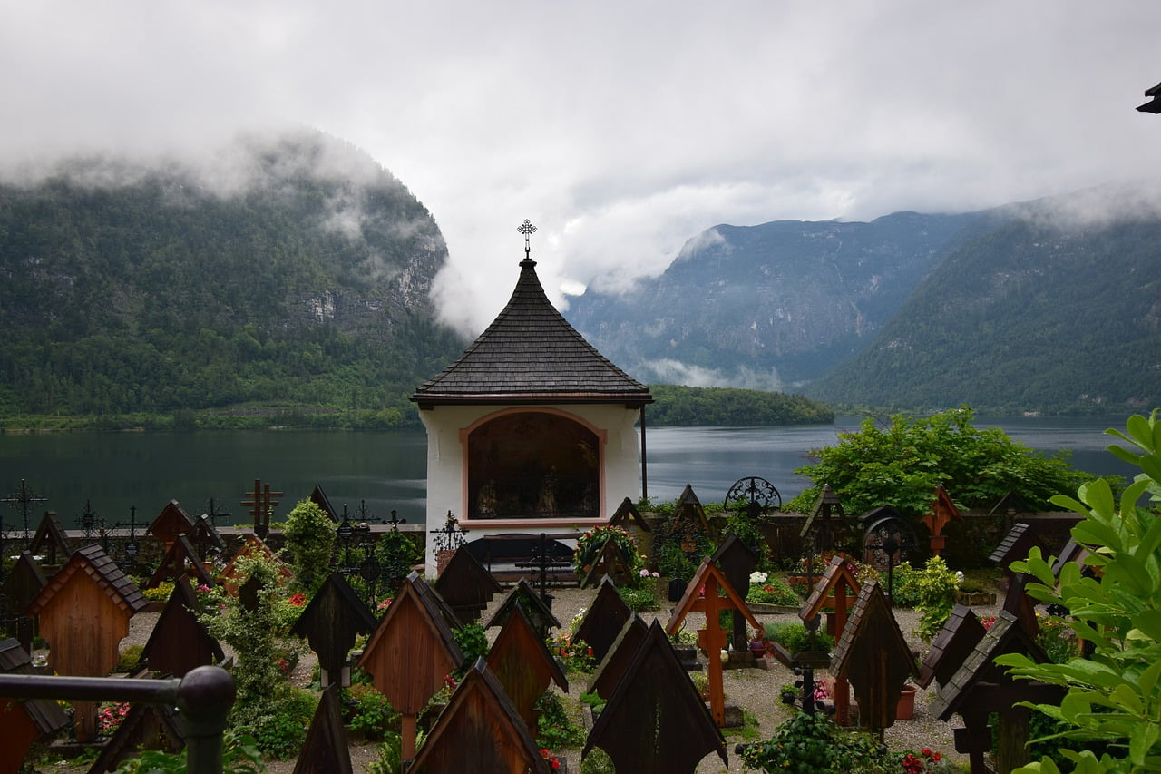 Grave Lake Hallstatt  - dpbueroservice / Pixabay