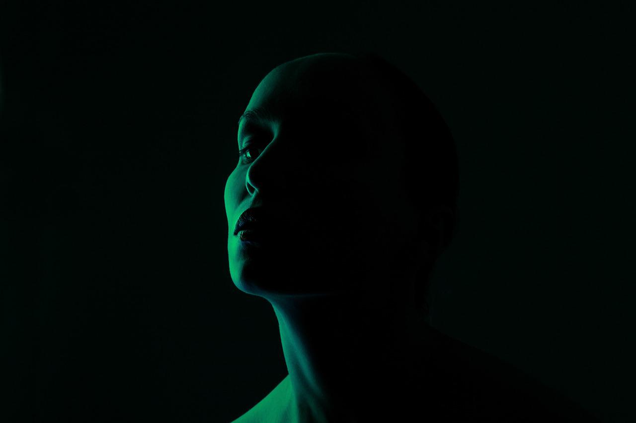 green face light portrait woman 5124174