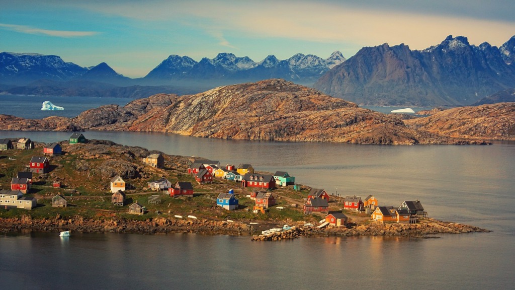 Greenland Village Island Mountains  - jplenio / Pixabay