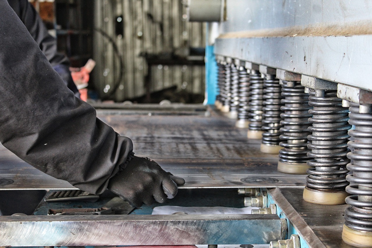 Guillotine Metal Hardware Hand - AbelDesign / Pixabay