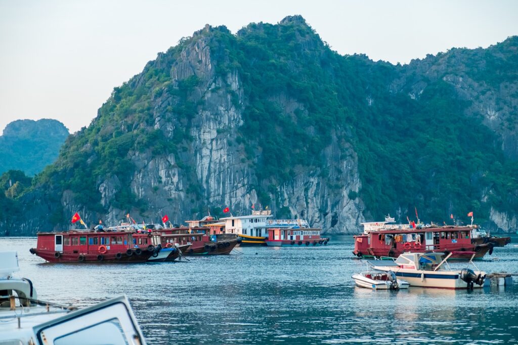 Ha Long Bay Bay Boats Vietnam  - khoinguyenfoto / Pixabay