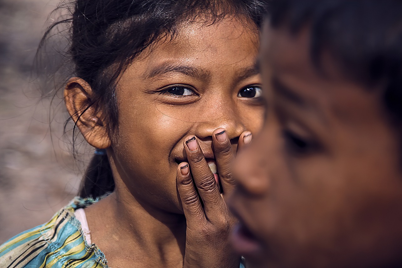 Hand In Front Of The Mouth Giggle  - danielkirsch / Pixabay