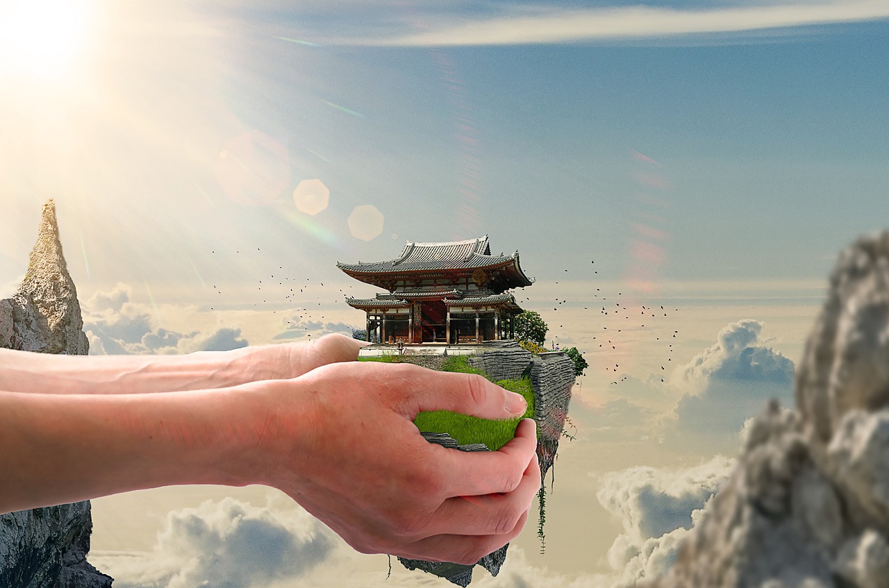 Hands Holding Japanese Temple - Kenneth_Garay / Pixabay