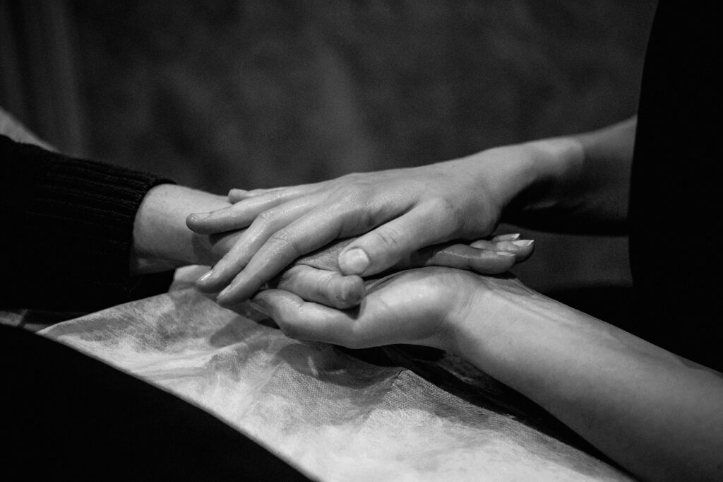 Hands Together Relationship  - Abbeylein / Pixabay
