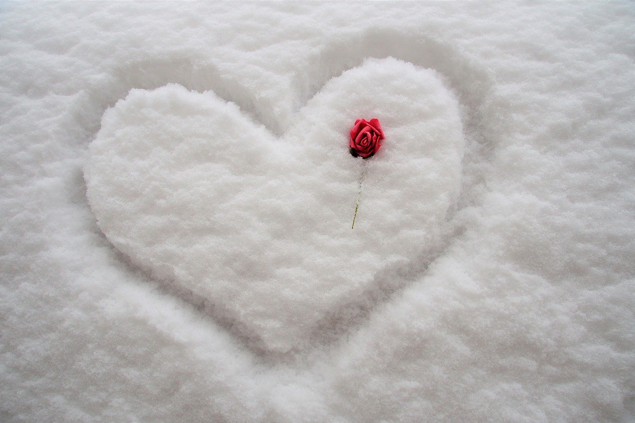 Heart Snow Drawn In The Snow  - ivabalk / Pixabay