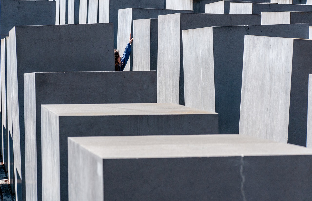 Holocaust Memorial Woman Landmark  - wal_172619 / Pixabay