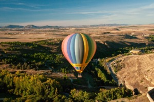 Hot Air Balloon Flying Scenery  - ajgpfotografia / Pixabay