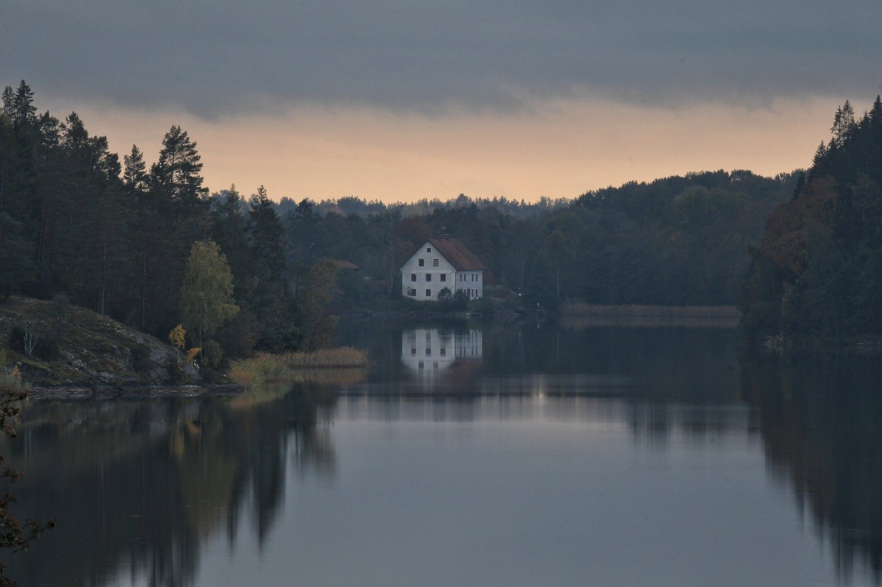 House Lake Reflection Water Bank - KennethSchulze / Pixabay