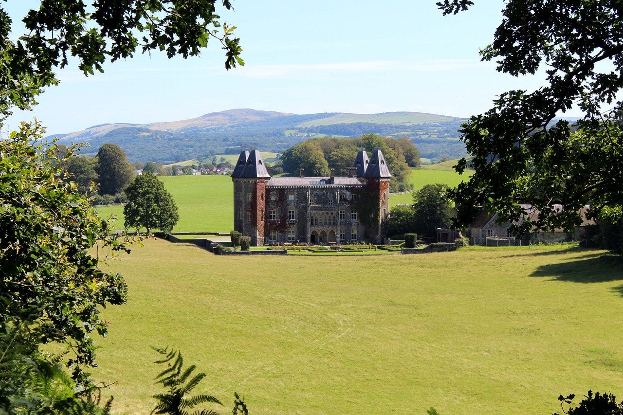House Newton House Nature Welsh  - julianuc / Pixabay