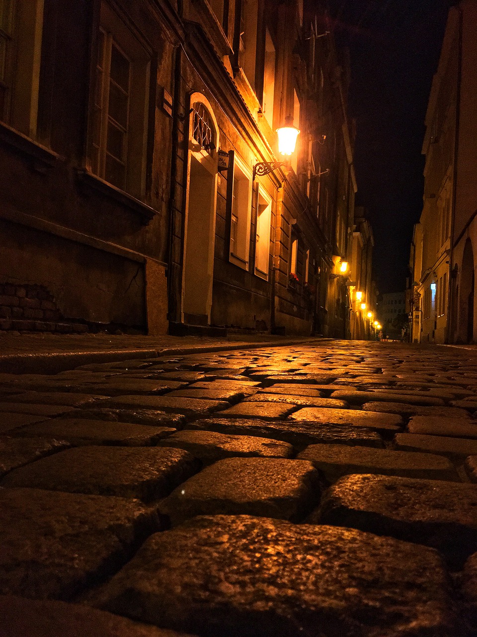 Houses Walkway Pavement - martin771 / Pixabay