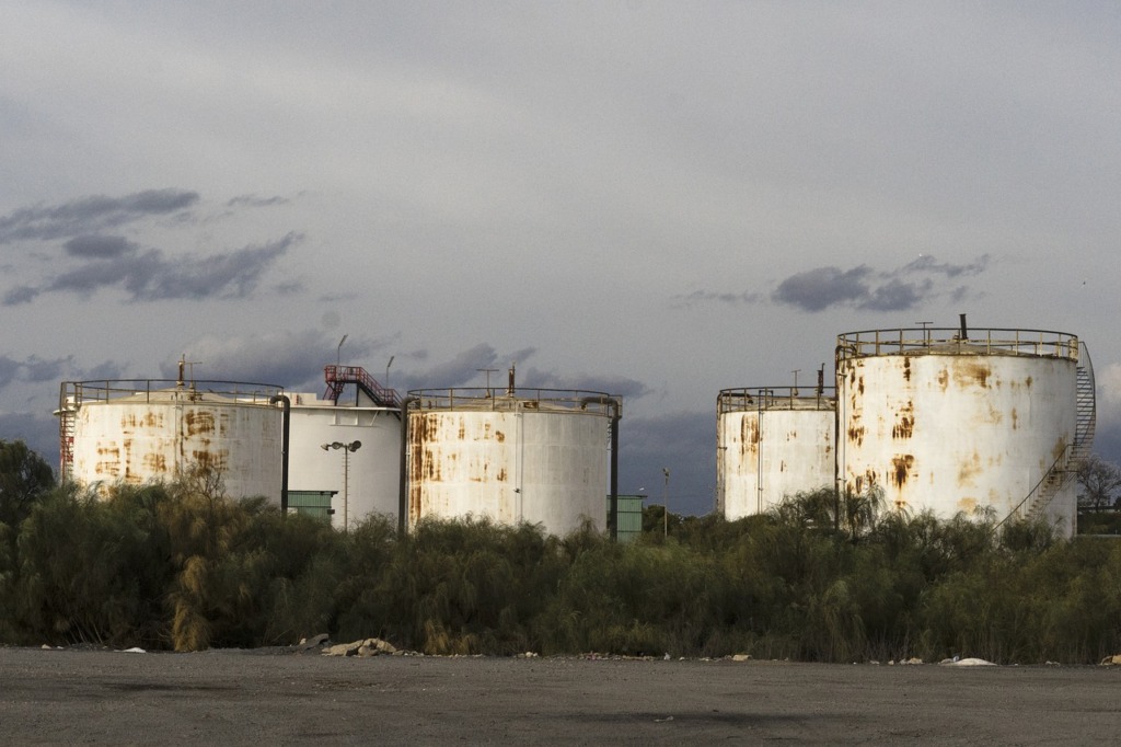 Huelva Factory Tanks Industry  - huelva3d1 / Pixabay