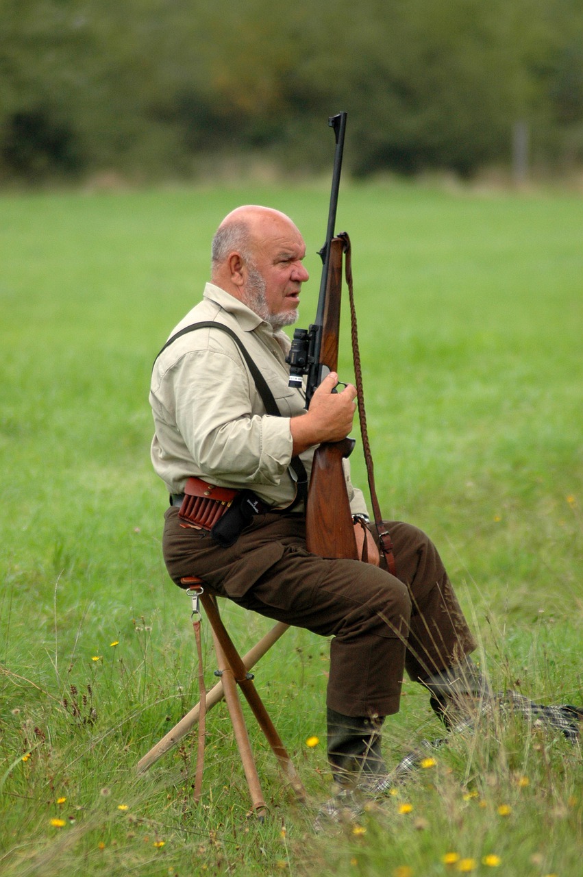 Hunter Rifle Lookout Man Watch - ThMilherou / Pixabay