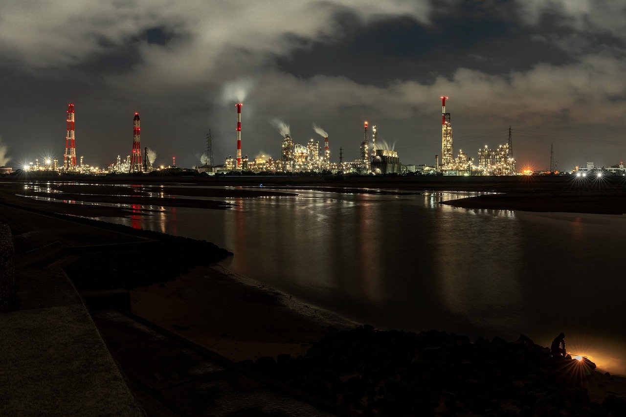 Industrial Area Night View Estuary  - Kanenori / Pixabay