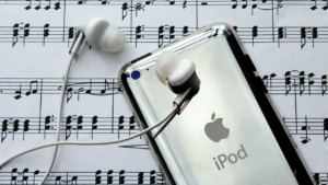 Ipod Headphones Grades Music  - slightly_different / Pixabay