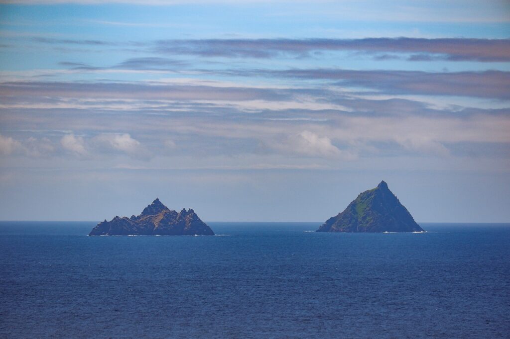 Island Rocks Ocean Horizon Clouds  - LeoCasey / Pixabay