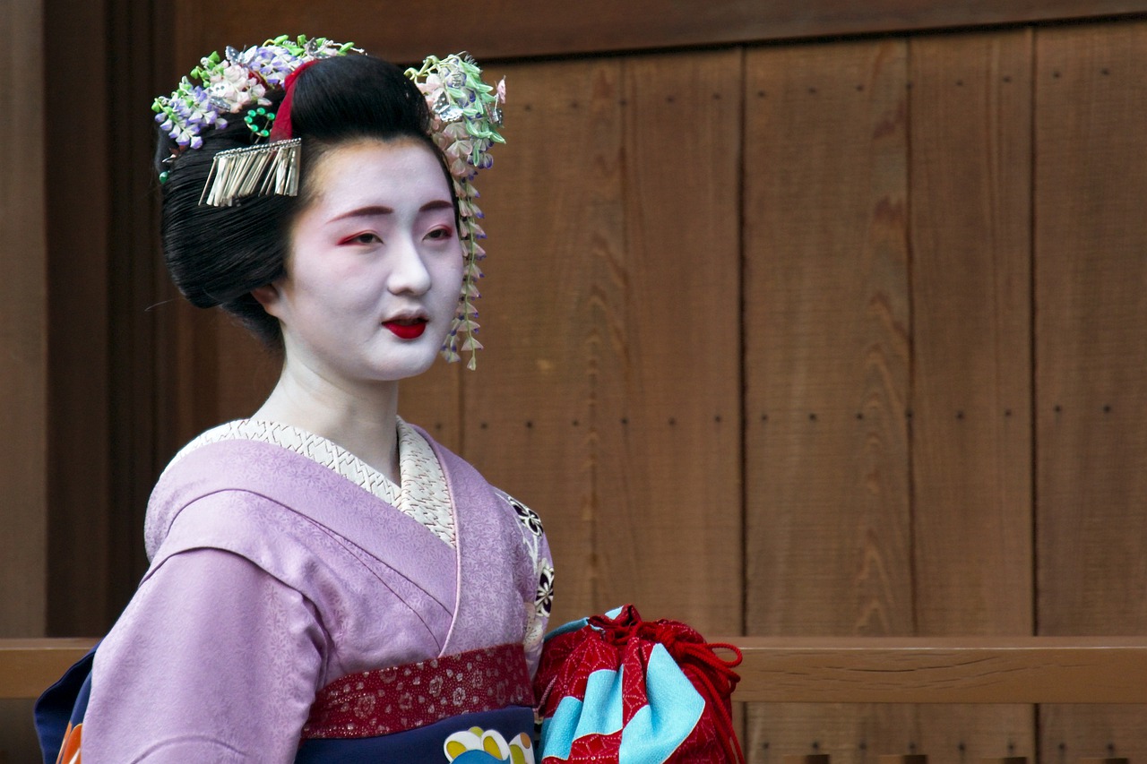 Japan Geisha Woman Female Kimono  - lorilorilo / Pixabay