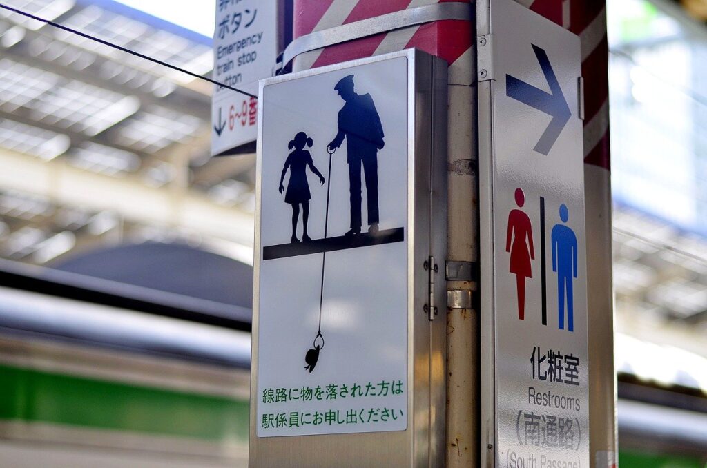 Japanese Signs Train Station  - travelphotographer / Pixabay