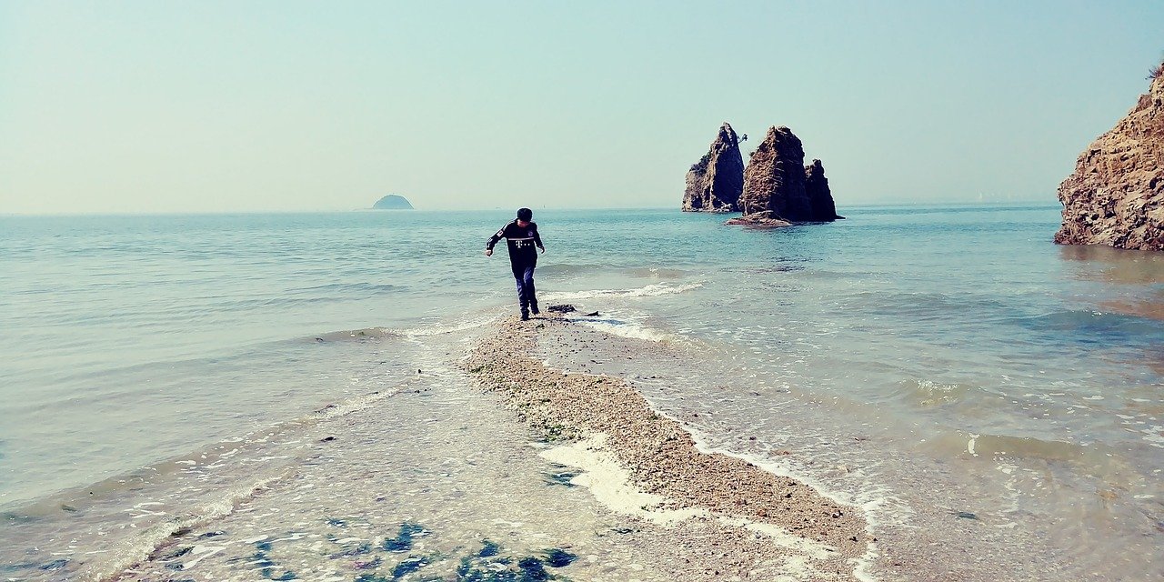Jebudo Play Waves Blue Water Sea  - mogcity / Pixabay