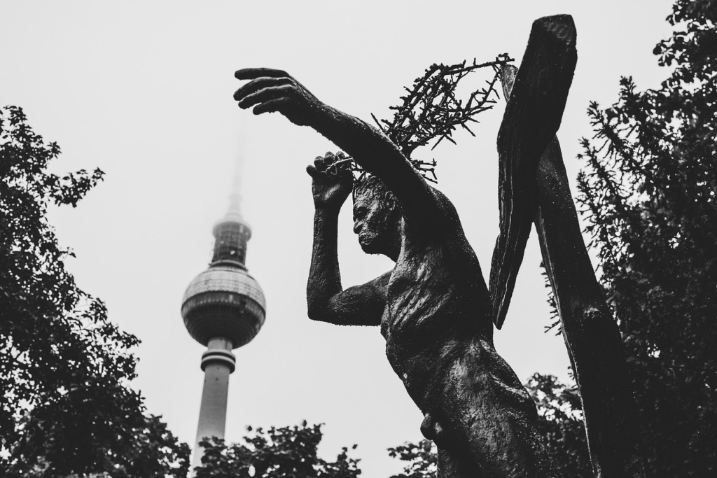 Jesus Sculpture Berlin  - wal_172619 / Pixabay