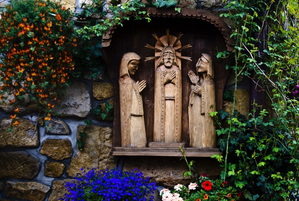 Jesus Wood Carving Garden Flowers  - aszak / Pixabay
