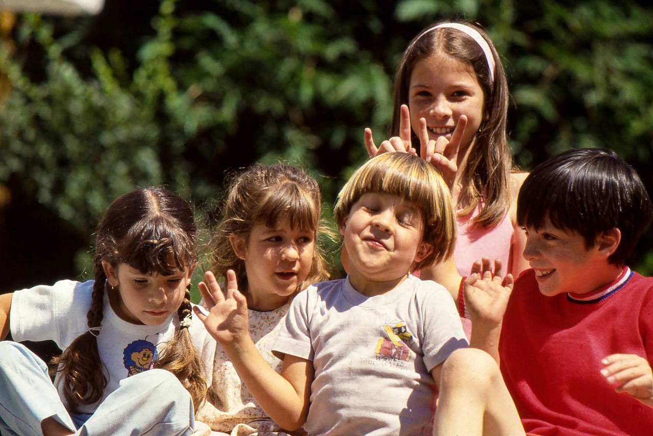 Kids Friends Friendship Childhood  - MarandaP / Pixabay