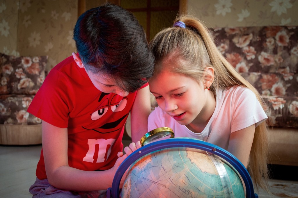 Kids The Globe Magnifying Glass  - Victoria_Borodinova / Pixabay
