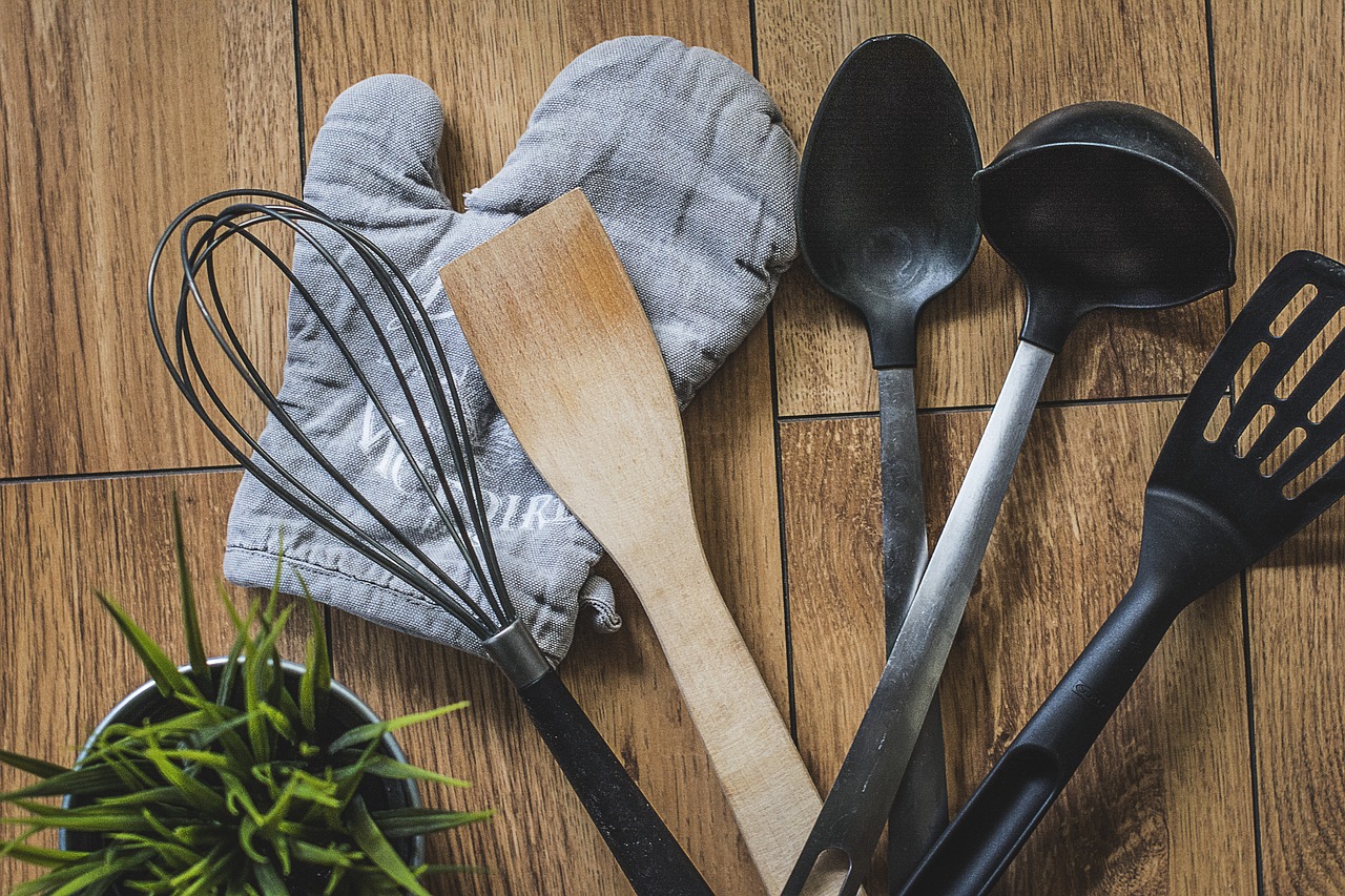 Kitchen Glove Plate Spoon Wooden  - Katrina_S / Pixabay