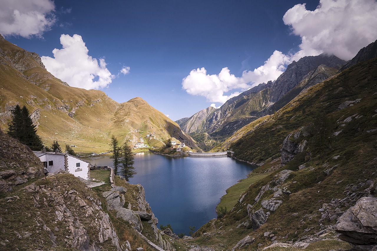 Lake Mountains Cabin Hut Cottage - wenders1088 / Pixabay