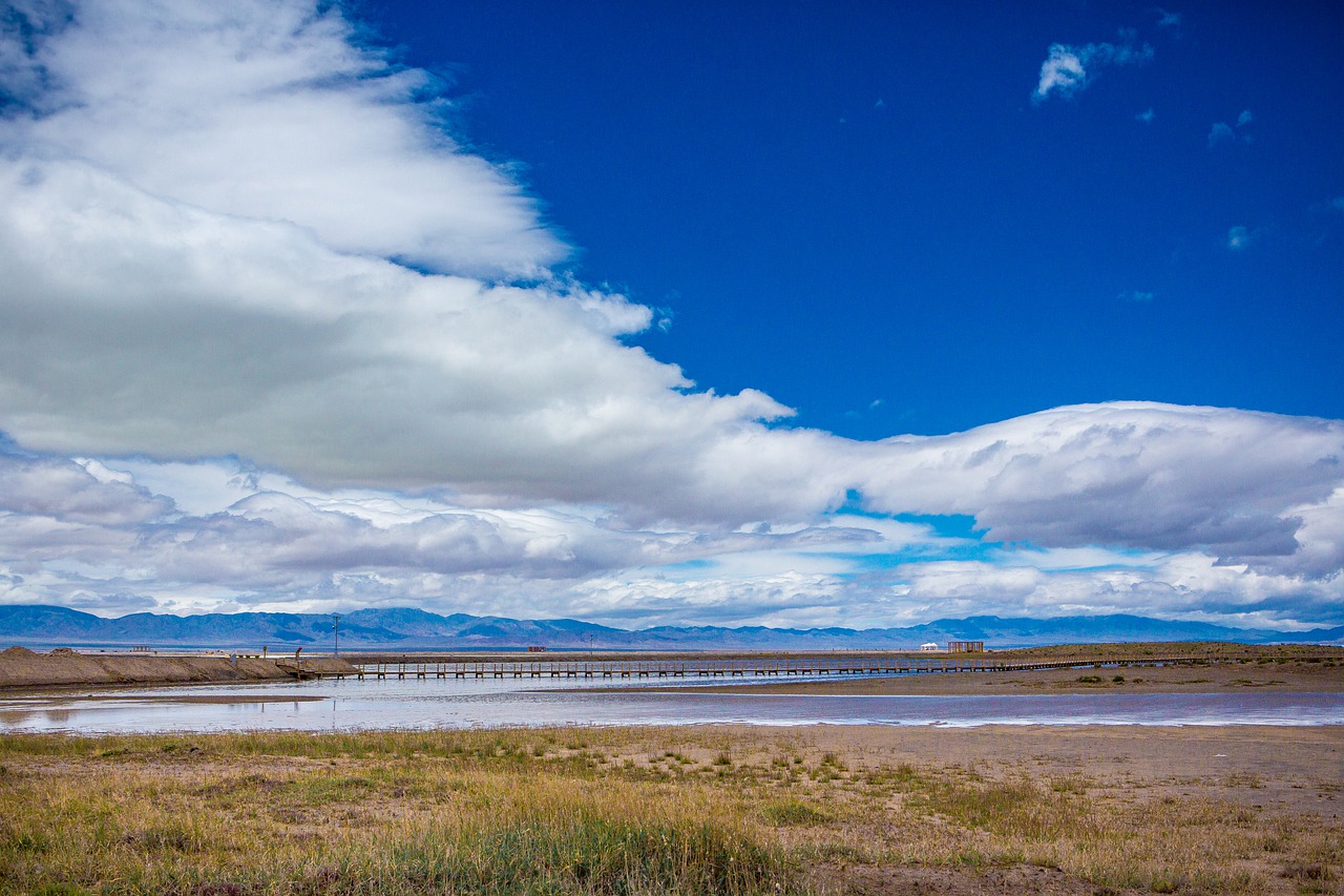 Lake Mountains Panorama Chaka  - JINMOUREN / Pixabay