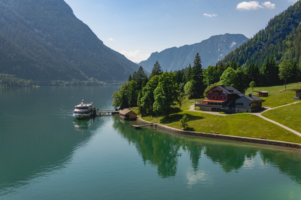 Lake Nature Boat House Travel  - Nick115 / Pixabay