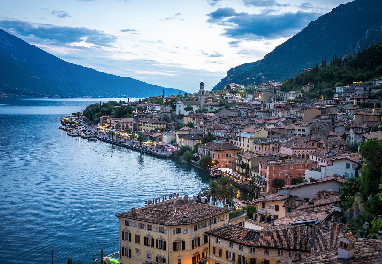 Lake Port Mountains Garda Italy  - LNLNLN / Pixabay