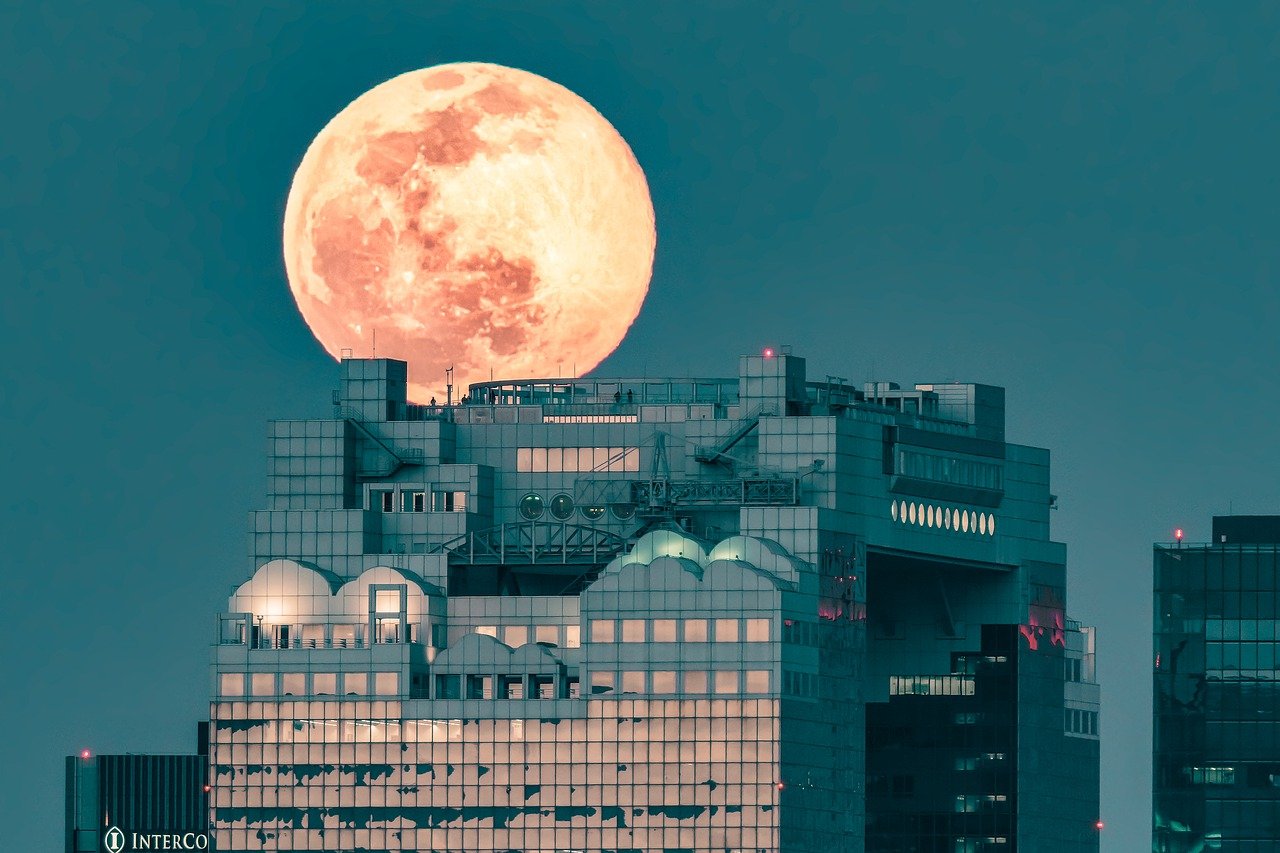 Landscape Full Moon Building Roof - Kanenori / Pixabay
