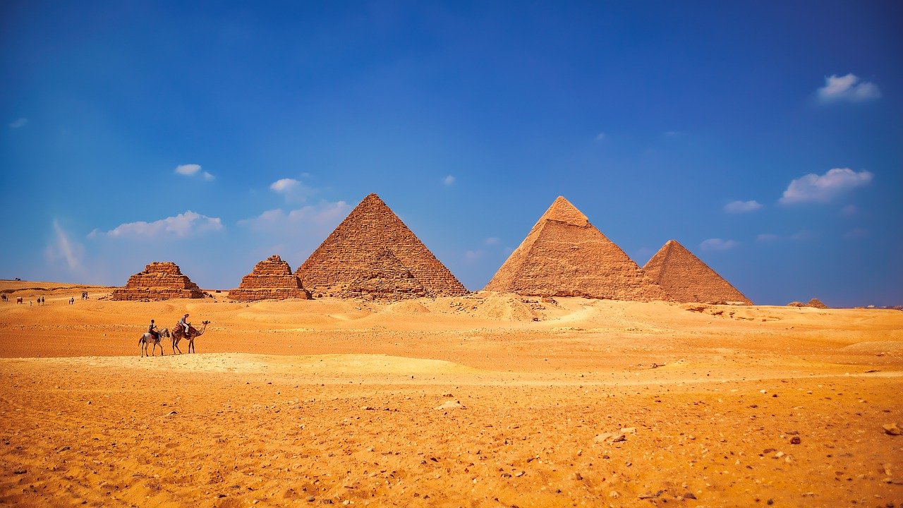 Landscape Pyramids Desert Sand  - henryleester / Pixabay