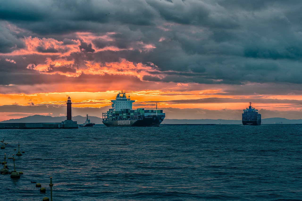 Landscape Sea At Dusk Ship  - Kanenori / Pixabay