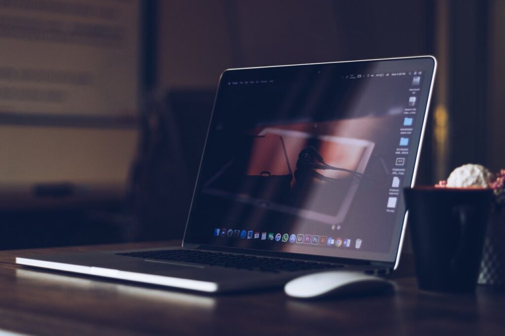 Laptop Desk Workplace Computer  - umeridrisi / Pixabay