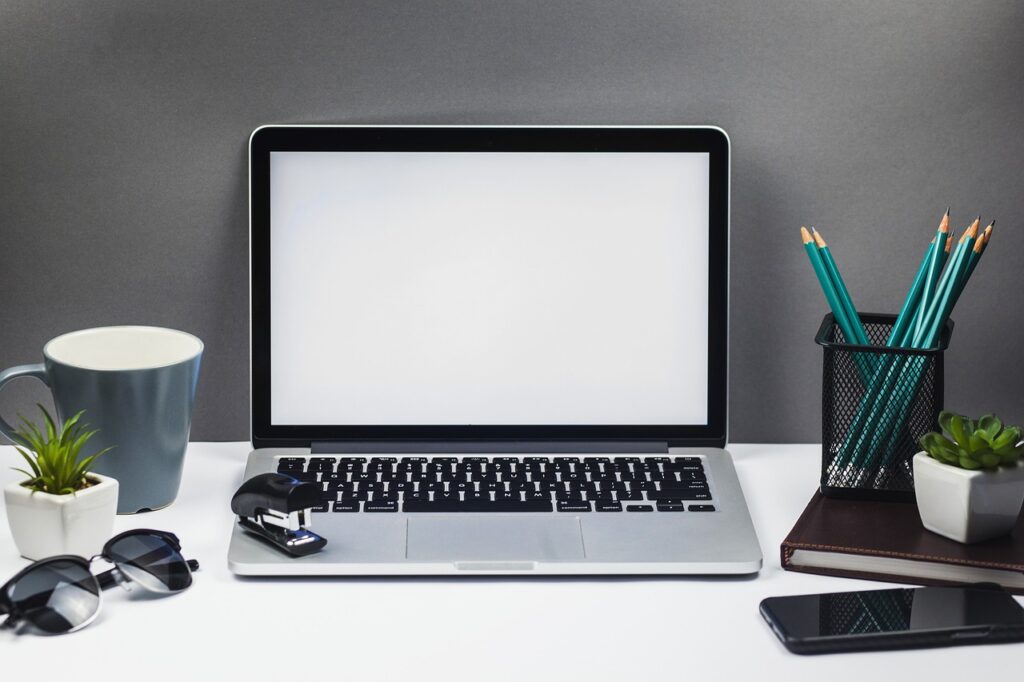 Laptop Workspace Desk Apple  - appleservice / Pixabay